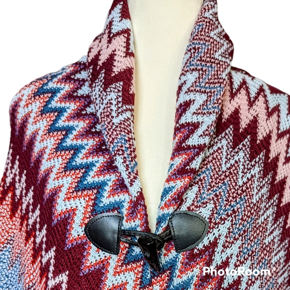 NWT Burgundy Sweater Knit Cape Fringe Topper Toggle Poncho One Size - Picture 2 of 7